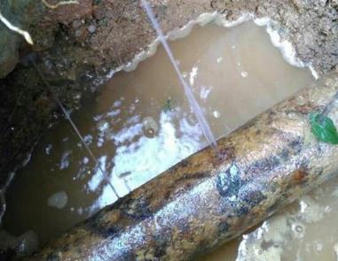 大石桥楼顶渗水维修公司分享下地暖漏水的原因及检测方法。